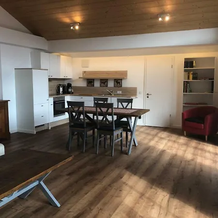 Dachjuchhe Zum - Grosszugige 3-zimmer-dachgeschoss-wohnung, Modern Und Sehr Zentral Apartment