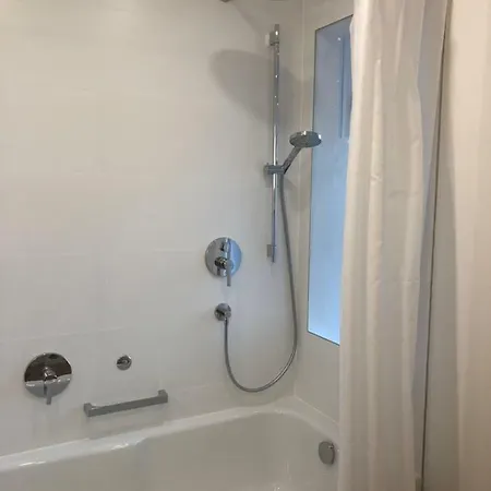 Dachjuchhe Zum - Grosszugige 3-zimmer-dachgeschoss-wohnung, Modern Und Sehr Zentral Apartment *